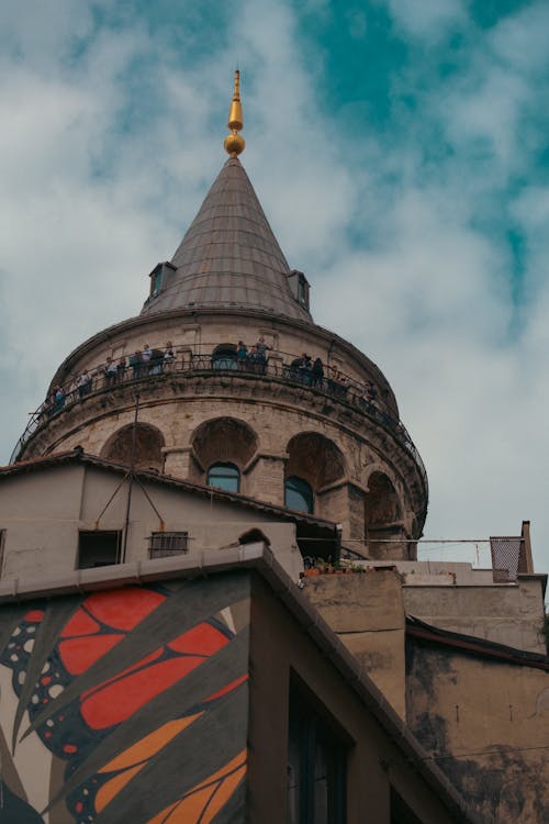 bulutlu gökyüzü, dikey atış, galata kulesi içeren Ücretsiz stok fotoğraf