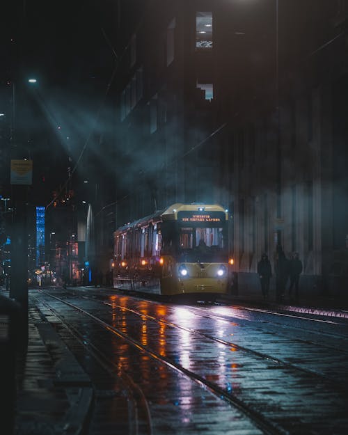 Fotobanka s bezplatnými fotkami na tému centrum mesta, cesta, dážď