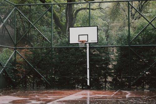 Gratis stockfoto met Basketbalring, basketbalveld, druilerige dag