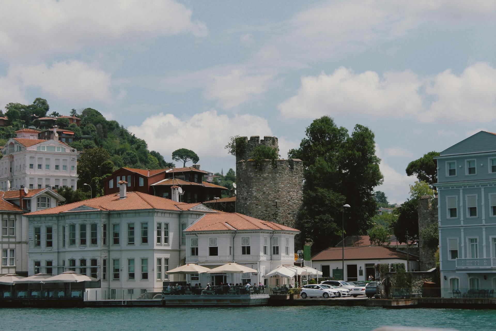 Le château d'Anatolie derrière les demeures traditionnelles du bord de l'eau d'Istanbul