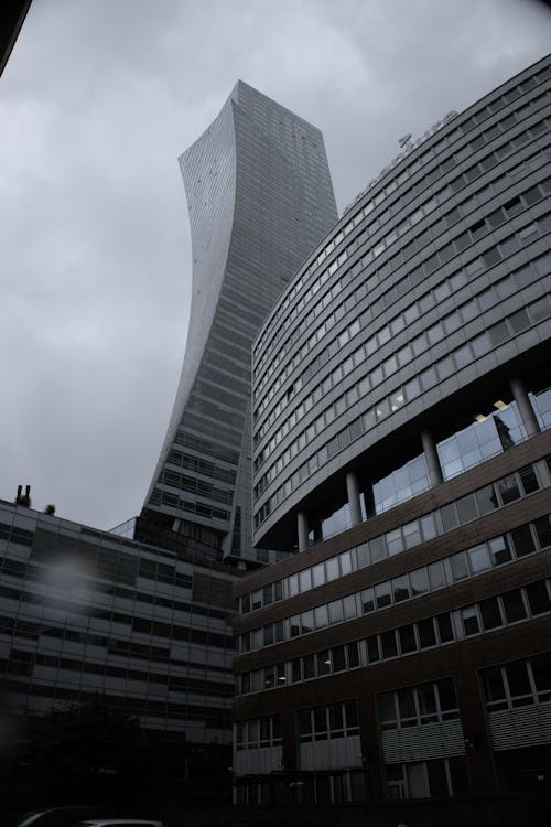 Photos gratuites de bâtiments, ciel gris, contre-plongée