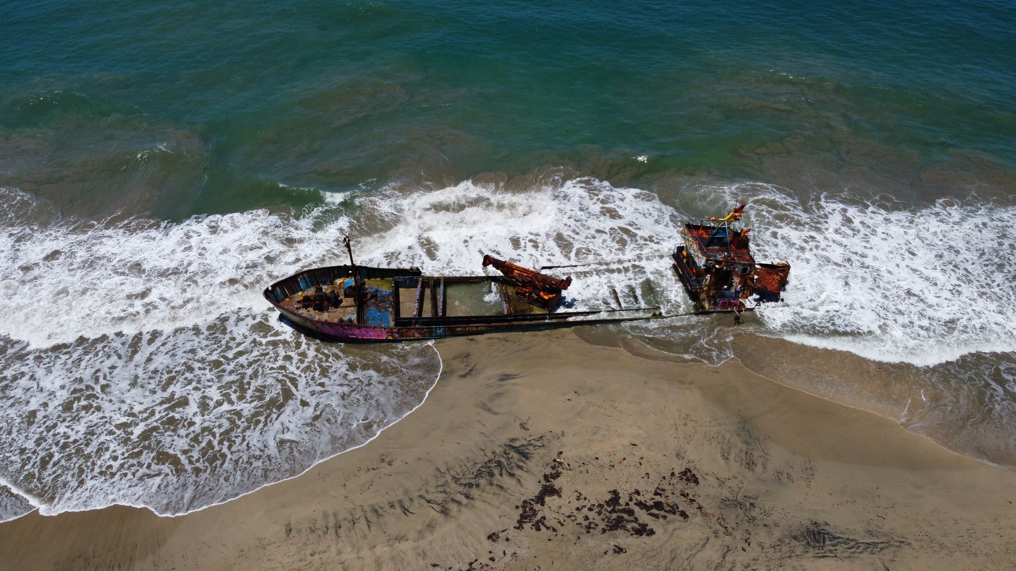 Kapitein August strandt met schip op kust van Ecuador