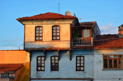 Foto stok gratis atap, balkon, bangunan tempat tinggal