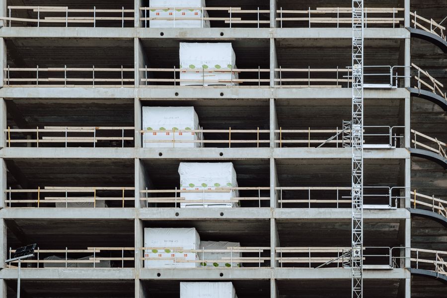 Estrutura em concreto e aço de edifício multipavimento em construção