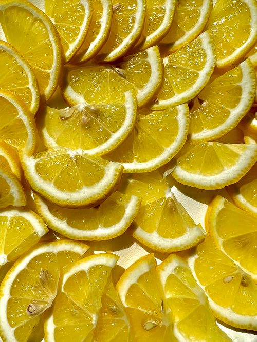 Free Vibrant close-up of fresh lemon slices with seeds, ideal for citrus-themed projects. Stock Photo