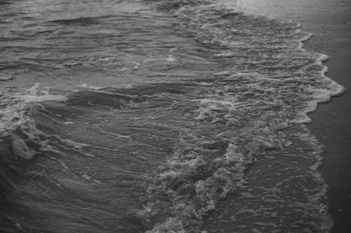 Морские волны падают на берег