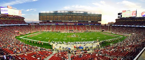 Terrain Du Stade Nfl Plein Avec Foule Regardant Le Match Pendant La Journée