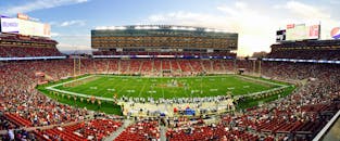 日落时分，圣克拉拉李维斯体育场在一场拥挤的足球比赛中拍摄的全景照片令人惊叹