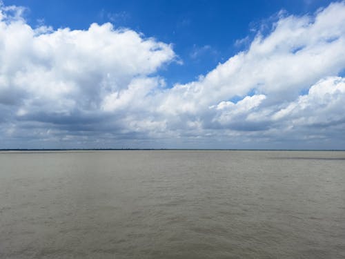 grátis Foto profissional grátis de água do rio, céu nublado, dia nublado Foto profissional