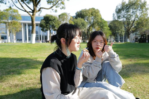 Kostnadsfri bild av asiatiska kvinnor, campus, fält