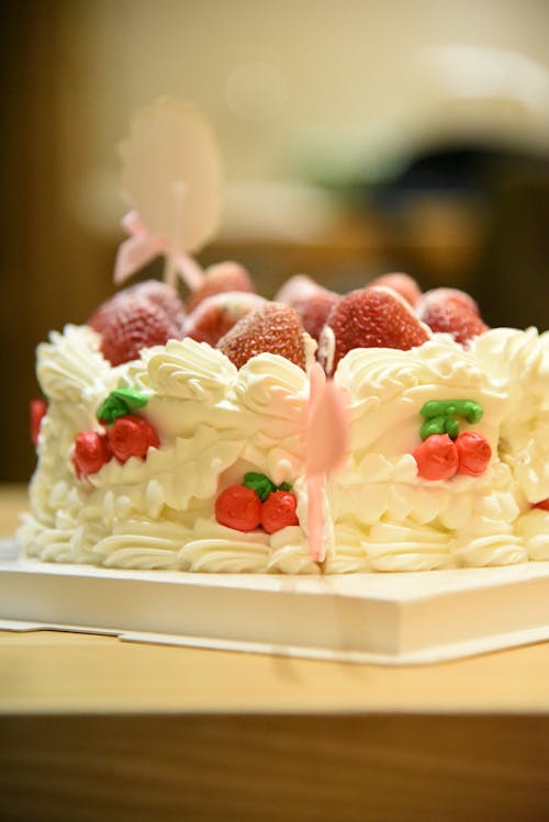 Gratis arkivbilde med dessert, jordbær, kake