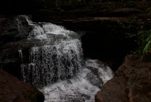 Foto stok gratis air terjun, latar belakang air terjun, mengalir