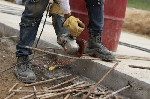 강철봉, 그라인더, 근로자의 무료 스톡 사진