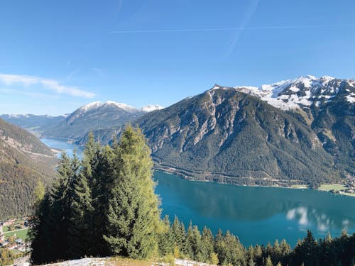 Fotos de stock gratuitas de agua, árboles verdes, cielo azul