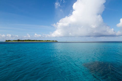 Ücretsiz ada, beyaz bulutlar, deniz manzarası içeren Ücretsiz stok fotoğraf Stok Fotoğraflar