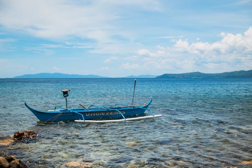 Free Blue Boat Floating in the Ocean  Stock Photo