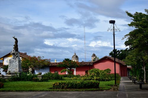 Kostnadsfri bild av byggnader, moln, monument