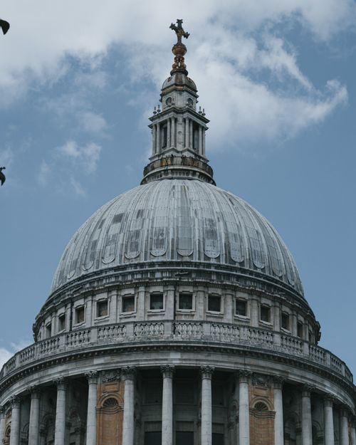 Free The iconic dome of St. Paul's Cathedral with clear skies, showcasing classic English architecture. Stock Photo