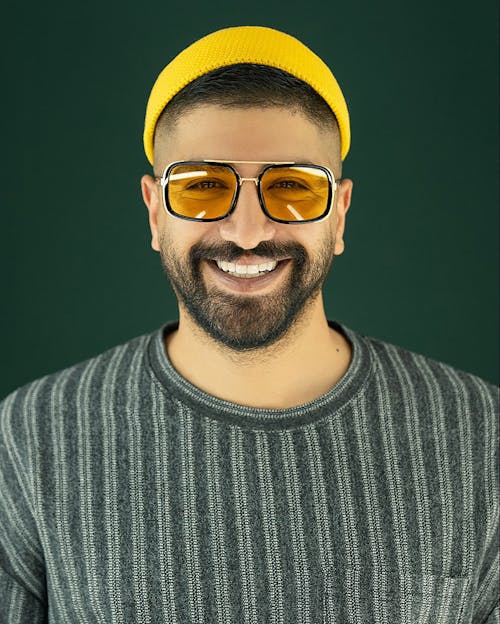 Immagine gratuita di berretto giallo, camicia a righe, occhiali da sole