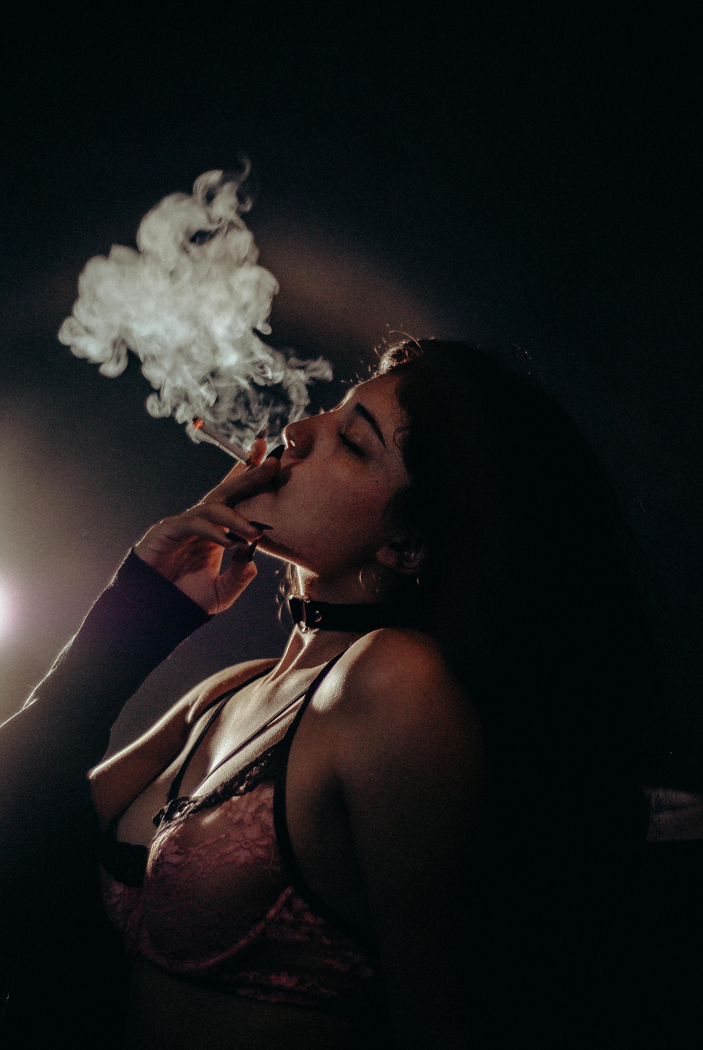 免费 穿粉色胸罩的女人吸烟 素材图片