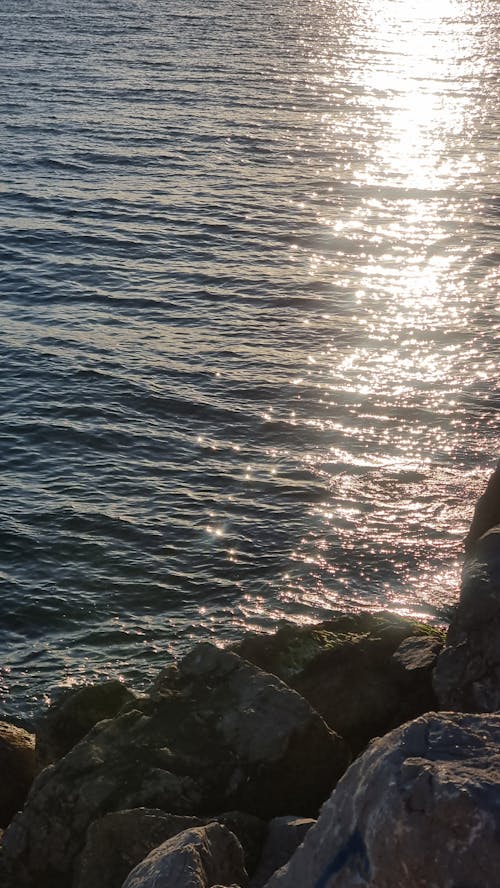 Kostenloses Stock Foto zu dämmerung, felsen, meer