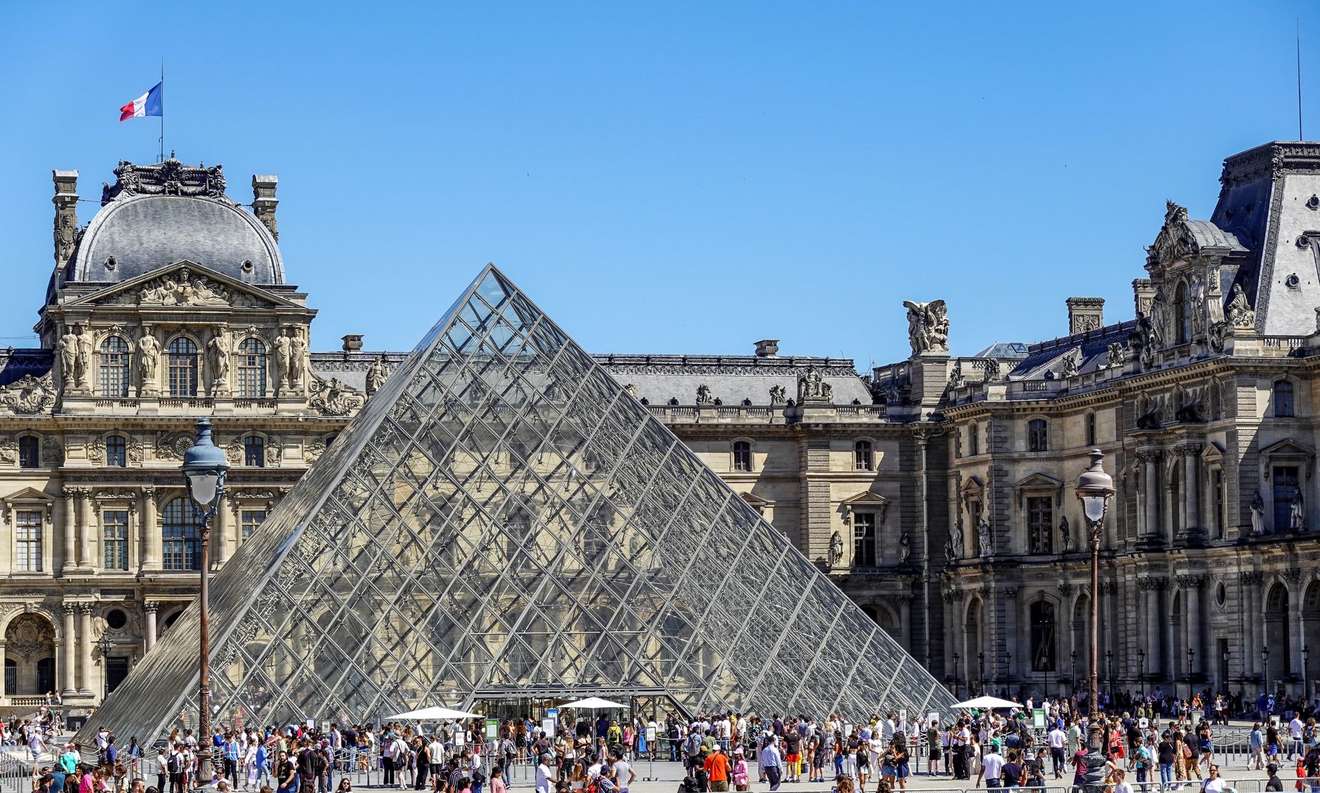 Mengenal Louvre Courtyard di Paris: Surga Tersembunyi bagi Wisatawan Indonesia