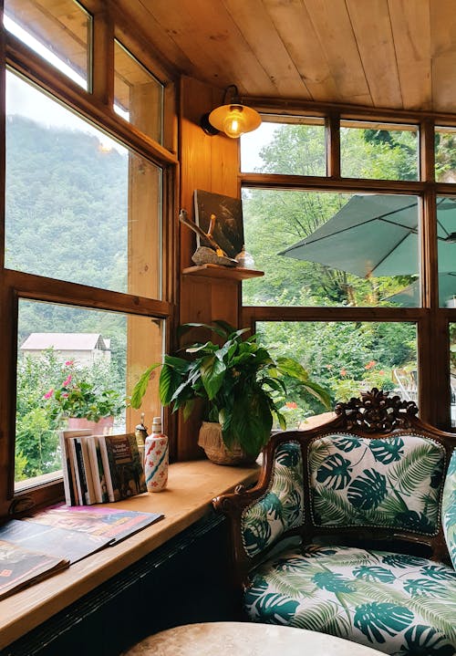 Δωρεάν στοκ φωτογραφιών με γλάστρες με φυτά, γυάλινα παράθυρα, επιτοίχιο φωτιστικό