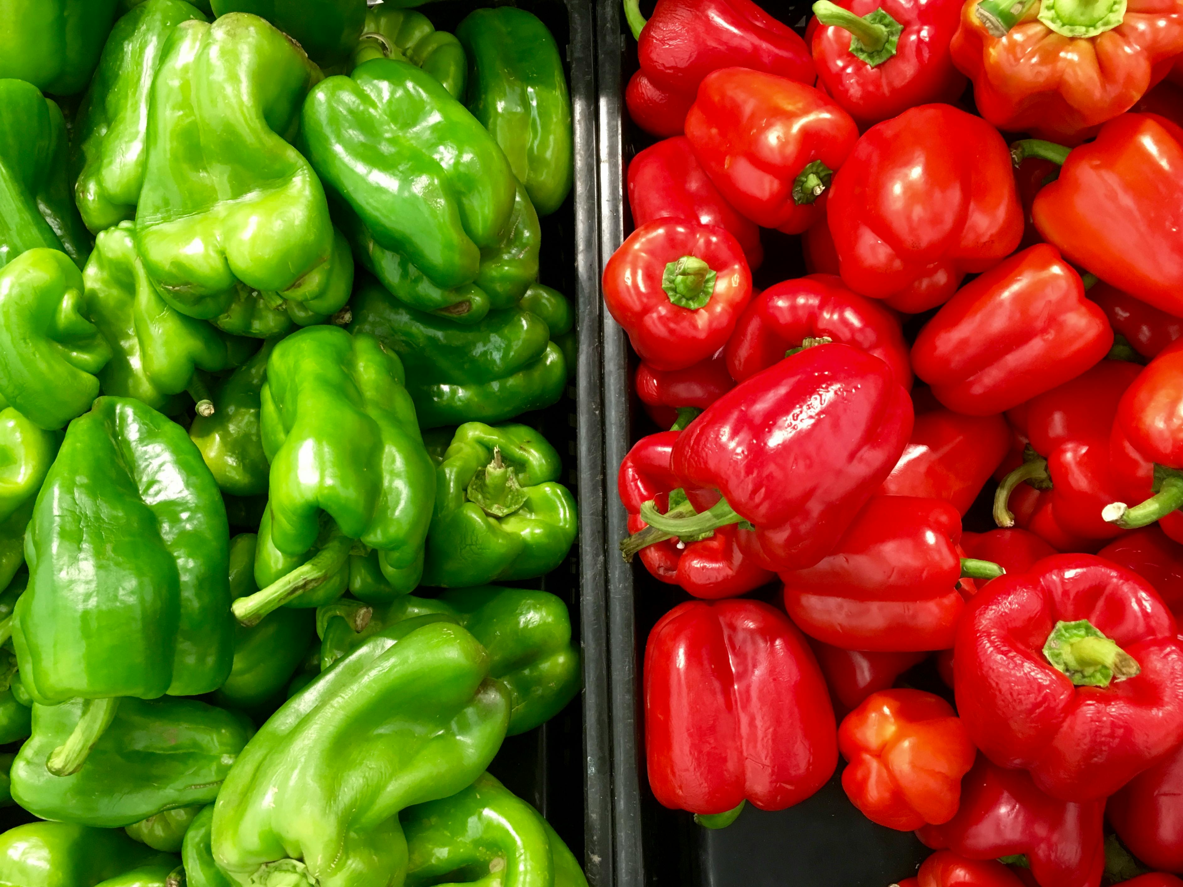 Red and green bell peppers | Photo: Pexels