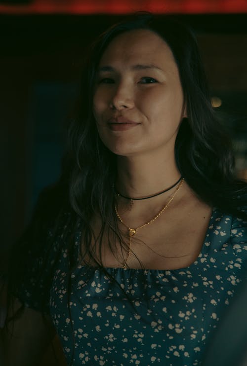 アジアの女性, ゴールドネックレス, 垂直ショットの無料の写真素材