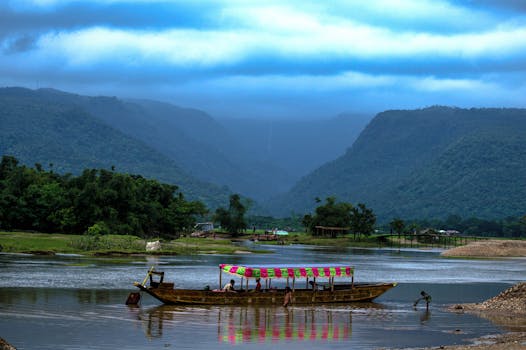 在郁郁葱葱的绿化和雄伟的山脉间，乘船沿河探索宁静之旅，是亲近大自然的完美选择