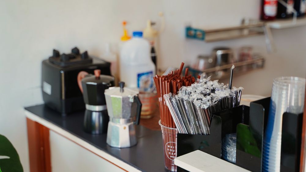 Tejgheaua unei cafenele, cu ustensile de barista și cafetiere