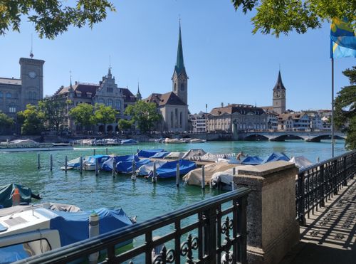 Free Beautiful view of Zurich's Limmat River showcasing historic churches and city architecture. Stock Photo