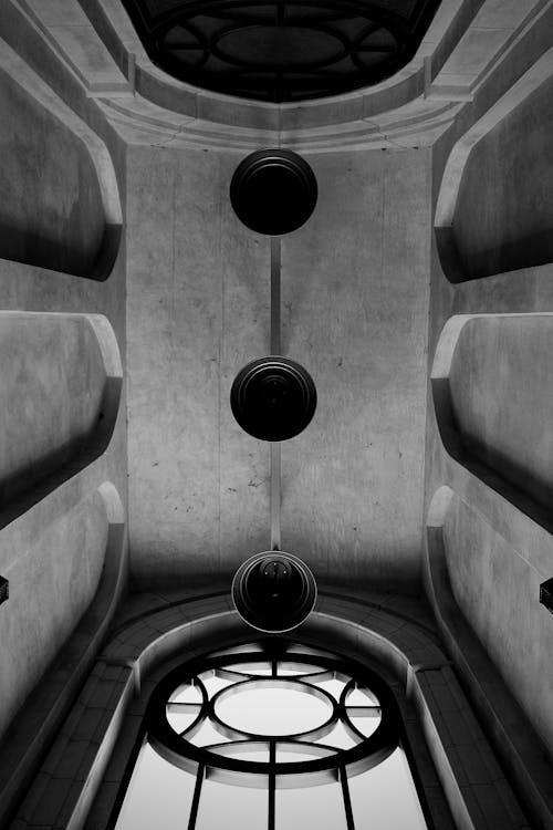 Fotos de stock gratuitas de arquitectura gótica, blanco y negro, foto de ángulo bajo