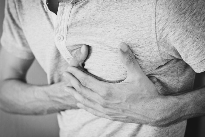 갑자기 가슴이 아플 때 — 심근경색 의심 신호와 골든타임 응급처치