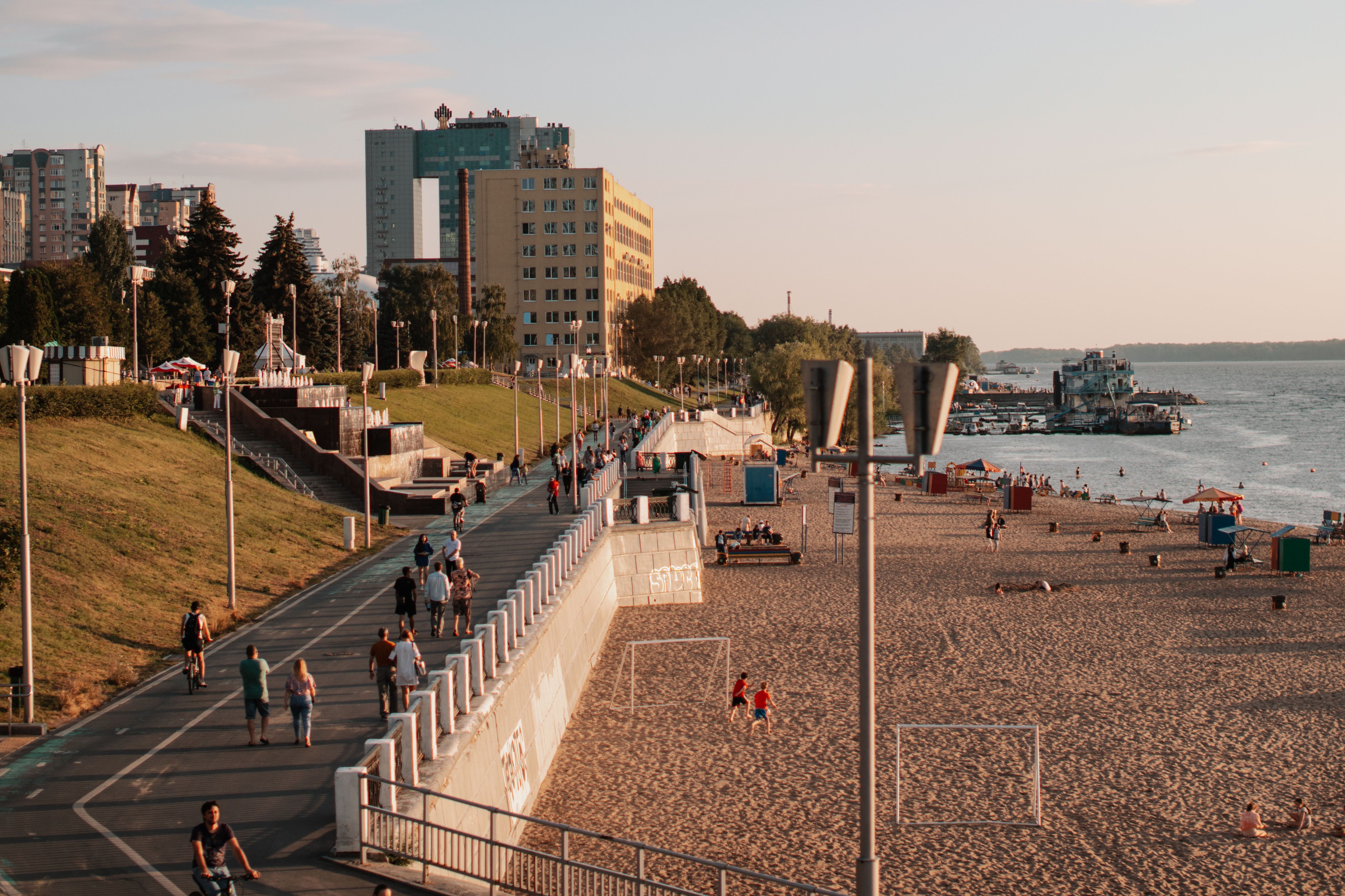 Summer Day at Riverside Promenade · Free Stock Photo