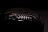 黑色扬声器格栅的时尚现代设计特写，捕捉其细节