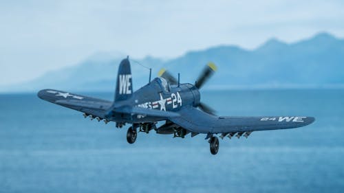 Foto profissional grátis de aeronáutica, avião de combate, azul