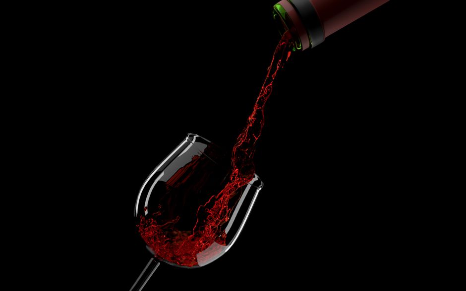 A close-up of rich red <span class="notranslate"><em>Vinho do Porto</em></span> in a glass, highlighting its deep color.