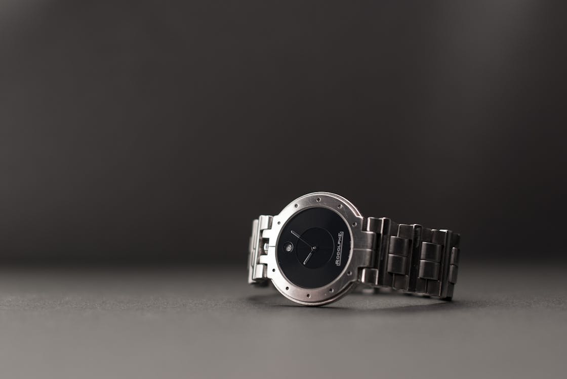 Bezpłatne Srebrny, Okrągły Czarny Analogowy Zegarek Zdjęcie z galerii