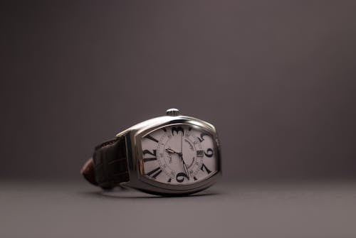 бесплатная Серебряные прямоугольные аналоговые часы с черным кожаным ремешком Стоковое фото