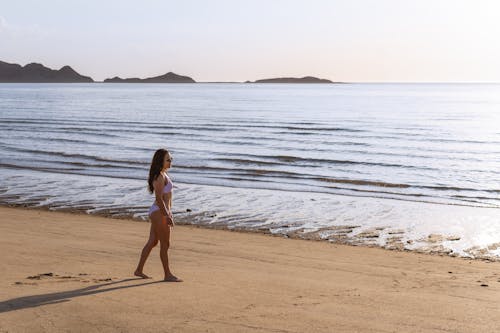 Kostenloses Stock Foto zu badebekleidung, barfuß, bikini