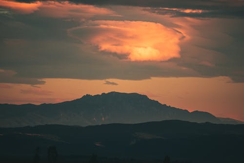akşam karanlığı, dağlar, dramatik içeren Ücretsiz stok fotoğraf