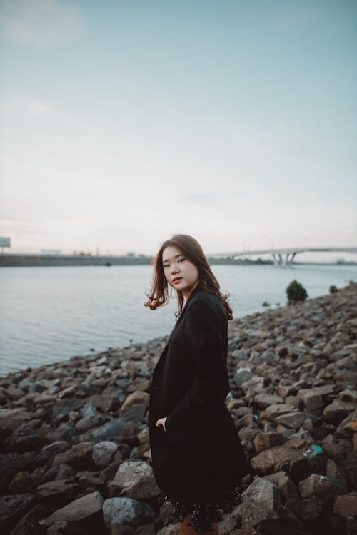 Kostnadsfria Kostnadsfri bild av asiatisk kvinna, brunett, flod Stock foto