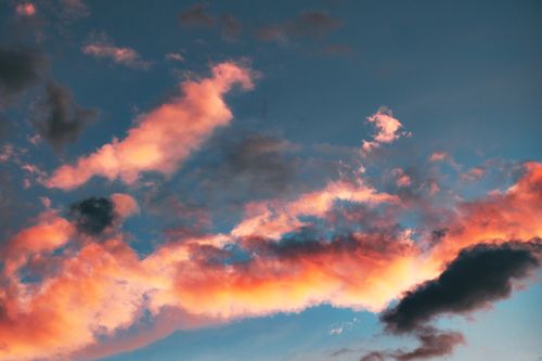 Free Vibrant pink and orange clouds during twilight create a dramatic and scenic sky. Stock Photo