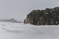 雄伟的多洛米蒂山脉高耸入云，营造出宁静而富有戏剧性的冬日景象