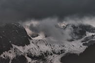 白雪皑皑的山峰被浓雾和乌云部分覆盖