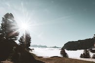 阳光穿透雾气和云层，俯瞰风景优美的山景，令人惊叹