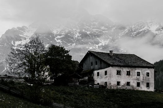 山上废弃的农舍笼罩在雾中，营造出神秘的冬季景观