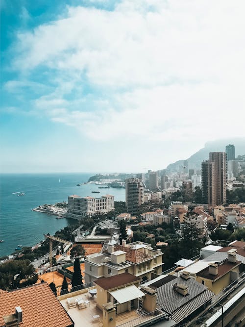 Fotografía Aérea De Edificios Cerca Del Mar Bajo Un Cielo Azul Claro