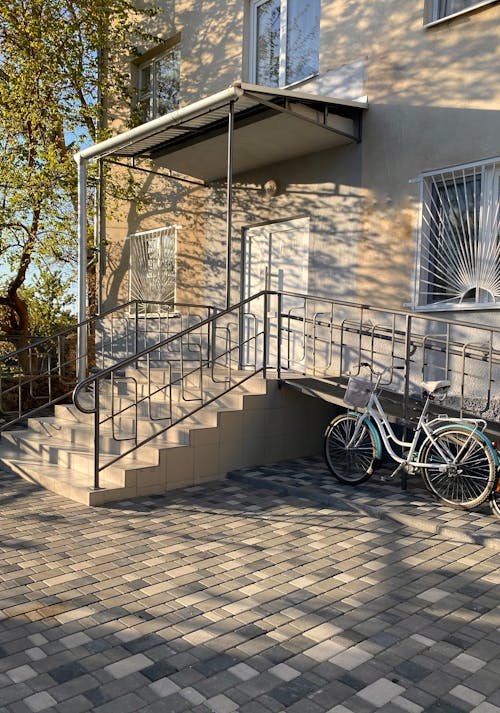 бесплатная Бесплатное стоковое фото с архитектура, велосипед, вертикальный выстрел Стоковое фото